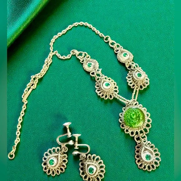 Antique Czech Cannetille Silesian Iron Wirework & Green Glass Demi Parure Set - Picture 3 of 9